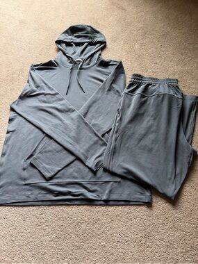 lululemon athletica Men's Hoodie & Joggers Set in Oil Gray